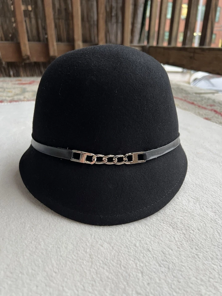 Sombrero para mujer Calvin Klein 100 % lana negro plateado herrajes Foto 1 de 4