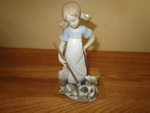 Lladro #5232 "Playful Kittens" Mädchen mit Kätzchen Katzen & Besen 8" Figur - Bild 1 von 7