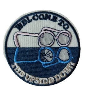 Patch écusson stranger things welcome to the upside down  thermocollant 7,5 cm - Imagen 1 de 1