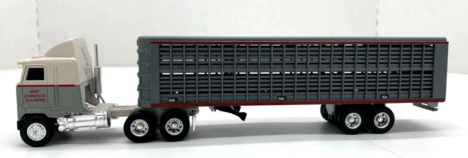 Remolque Ertl Farm Country Mack Cabover y ganado fundido a presión 1/64 Foto 1 de 4