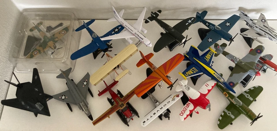 Aviões/corgi/caixa de engrenagens de metal fundido e muito mais com selos postais Maisto (lote de 17) - Imagem 1 de 4