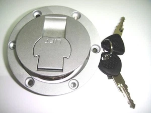 TAPPO SERBATOIO CARBURANTE M9104 APRILIA 650 Pegaso 2001 2002 2003 2004 IE - Foto 1 di 4