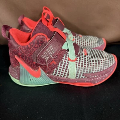 耐克 LeBron Witness 7 SE 低帮红玉 (FB8986-600) 青少年尺码 13.5C — 第 1/4 张图片