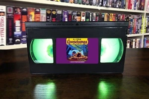 Goosebumps: I Live In Your Basement VHS Lamp + Remote - Imagen 1 de 2
