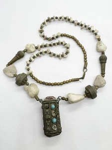 COLLANA ANTICA CINESE/TIBETANO MONACO PIETRA METALLO BIANCO PERGAMENA NATIVA PENDENTE - Foto 1 di 12