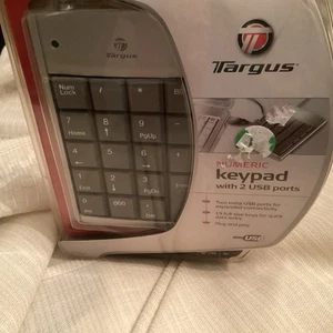 Numeric keypad with two USB ports New Old Stock - Picture 1 of 8