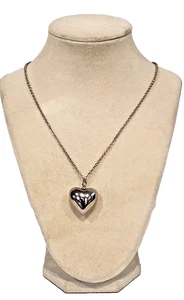 Collar de cadena de eslabones vintage con colgante de corazón hinchado de tono plateado de 16" - Imagen 1 de 8