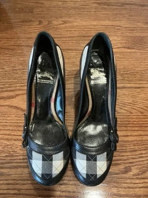 Tacones a cuadros blancos y negros Burberry para mujer Foto 1 de 4