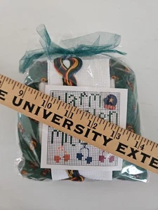 Pine Mountain Designs WARME WOLLHANDSCHUHE Kreuzstich Kissen Kit 5,5" x 5,5" - Bild 1 von 4