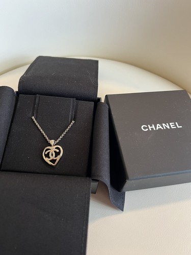 Autentica Collana Cuore logo CHANEL CC Nuovissima in Scatola Hardware Oro