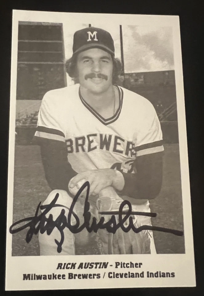 AUTÉNTICO RICK AUSTIN. FOTO AUTOGRAFIADA EMITIDA POR EL EQUIPO EN BLANCO Y NEGRO MILWAUKEE BREWERS Foto 1 de 1