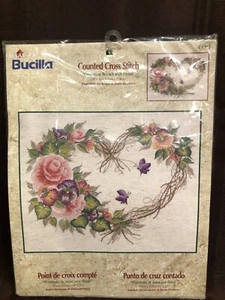 Neu in Verpackung Bucilla Traubwein Kranz mit Blumen gezählt Kreuzstich Kit - Bild 1 von 2