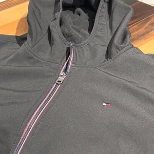 TOMMY HILFIGER Chaqueta con Capucha de Nylon Resistente al Agua/Viento Para Hombre Talla XL - Imagen 1 de 21