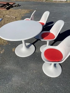Vintage Grey Fibreglass Tulip Table and Chairs - Picture 1 of 8