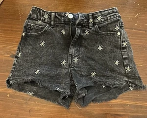 Art Class Girls Denim Shorts size 7/8 Black  Cutoff  Hem Embroidered Daisy - Picture 1 of 3