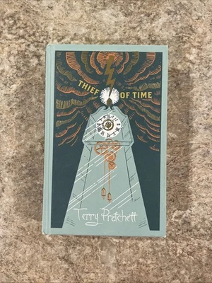 Thief Of Time: (Discworld Novel 26) by Terry Pratchett (English) Hardcover Book Foto 1 de 3