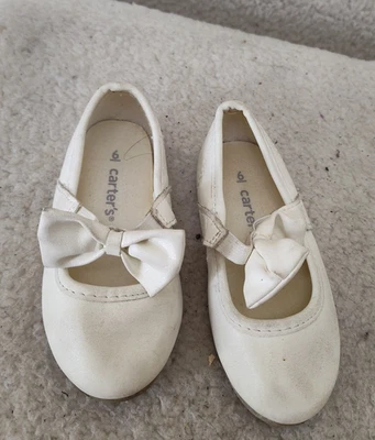 Lindos zapatos planos Carter's para niñas pequeñas 6M crema textil correa de moño fiesta boda Foto 1 de 4