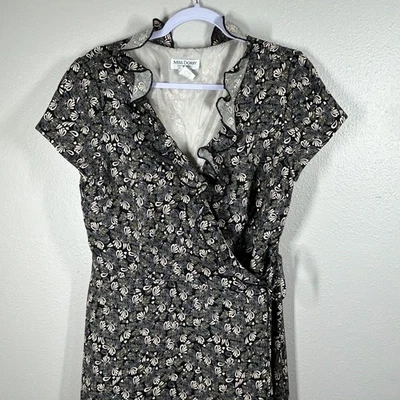 Vestido envolvente Miss Dorby para mujer 12 negro blanco floral con volantes cuello en V manga corta Foto 1 de 4