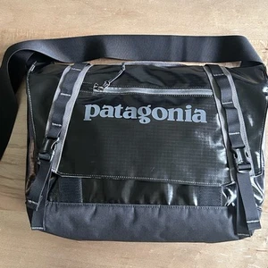 PATAGONIA Black Hole Mini Crossbody Messenger Bag 12L 49321 Black Discontinued - Afbeelding 1 van 16