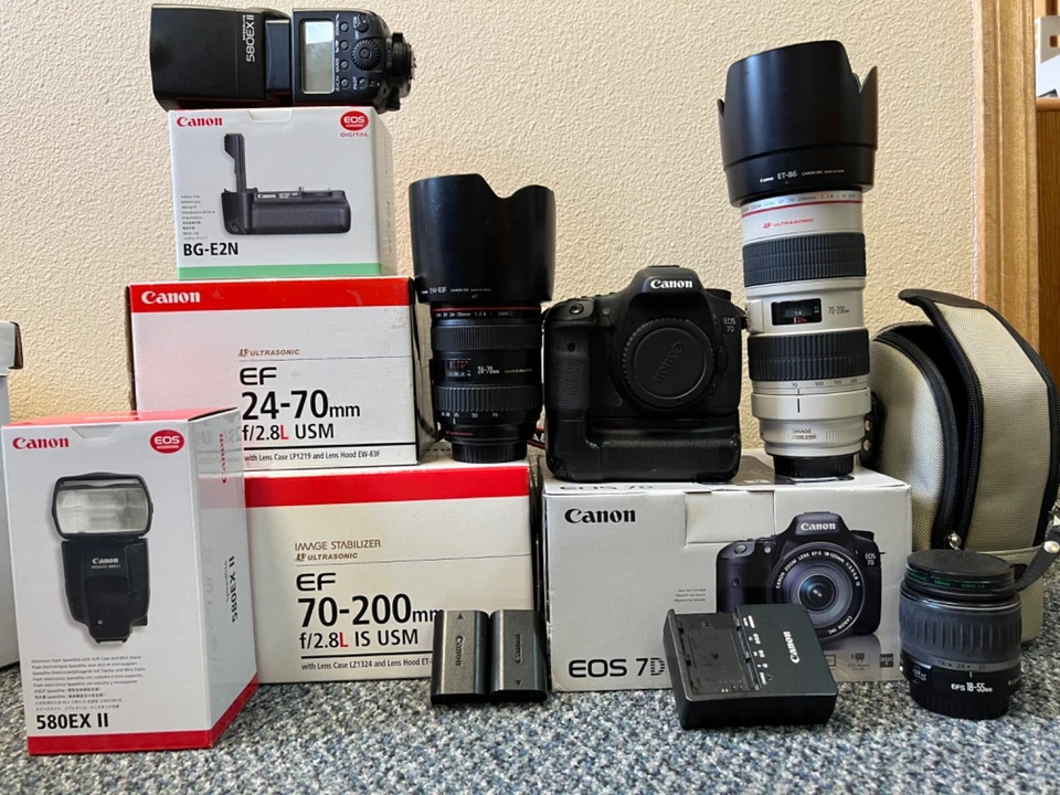 Canon EOS 7d with 3 lens 24-70 2.8, 70-200 2.8,  18-55, Battery Pack,  flash - Image 1 of 4