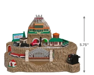 Neu im Karton Hallmark 2025 Lionel Trains Tischdekoration Licht, Sound & Bewegung - Bild 1 von 3