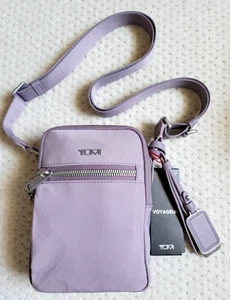 NUEVO Bolso Bandolera Tumi Voyageur PERSIA 5.25” Pequeño Nylon LAVANDA LILA PÚRPURA - Imagen 1 de 13