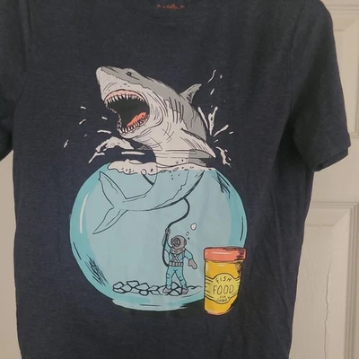 Camisa pulóver Cat & Jack para niño pequeña (6/7) azul gráfico de tiburón manga corta Foto 1 de 3