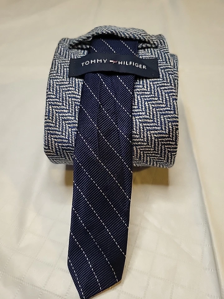 Corbata Tommy Hilfiger Plateada Azul Cuadros Geométricos Mezcla Lana Seda Foto 1 de 3