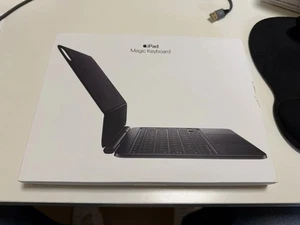 Apple Magic Keyboard for iPad 11” (US Layout) – Mint Condition, Used 1 Day Only - Zdjęcie 1 z 7