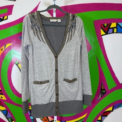 Cárdigan Miss Me, gris tejido forrado con detalles de alas con cuentas. Talla grande. Foto 1 de 4