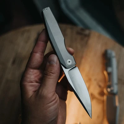 Mini cuchillo plegable Vero Engineering Lux 3,25" hoja de acero M390 mango de titanio Foto 1 de 4