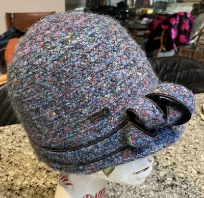 Sombrero cubo mediano Betmar New York azul Cloche Foto 1 de 4