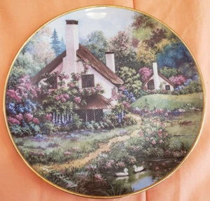 A Cozy Glen 8" Plate Violet Schwenig Franklin Mint Porcelain Cottage HA1349 - Picture 1 of 3
