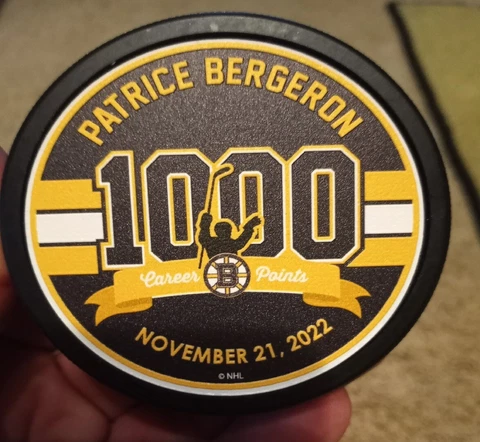 11/21/22 PATRICE BERGERON 1000 POINTS PUCK BOSTON BRUINS Hockey NHL Cover