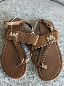 Michael Kors MK Sydney Charm Logo Sandals Thong Flip Flops Brown Tan Kids Size 2 - Picture 1 of 4