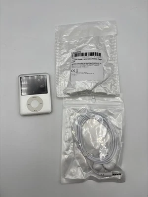 Apple iPod nano A1236 4 GB - 3rd Generation - Silver (MA978LL/A) - Image 1 of 4