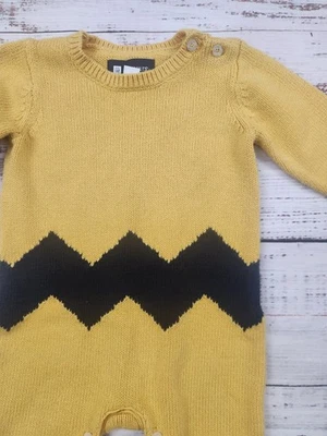 Suéter Mameluco BabyGap X Peanuts Charlie Marrón Tejido - Amarillo y Negro 6-12 Meses Foto 1 de 4