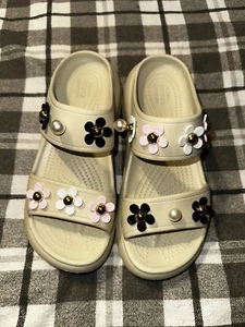 Sandalia Crocs Classic Crush con dijes Jibbitz de flores y perlas incluye talla 8 - Imagen 1 de 5