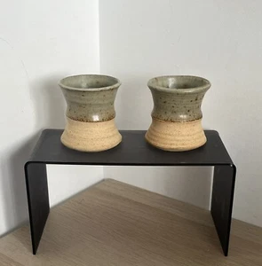 Zwei Studiokeramik Steinzeug kleine Töpfe / Vasen gestempelt DURHAM mit W Initiale - Bild 1 von 13