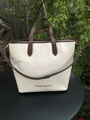 Bolso de Mano Dooney & Bourke Lilliana Color Oyster Cartera + Llavero Foto 1 de 4