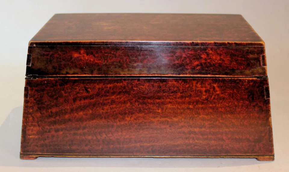 Carrito de té en forma de sarcófago Burl Amboyna del sur de Asia temprano o birmano c. 1840 Foto 1 de 4