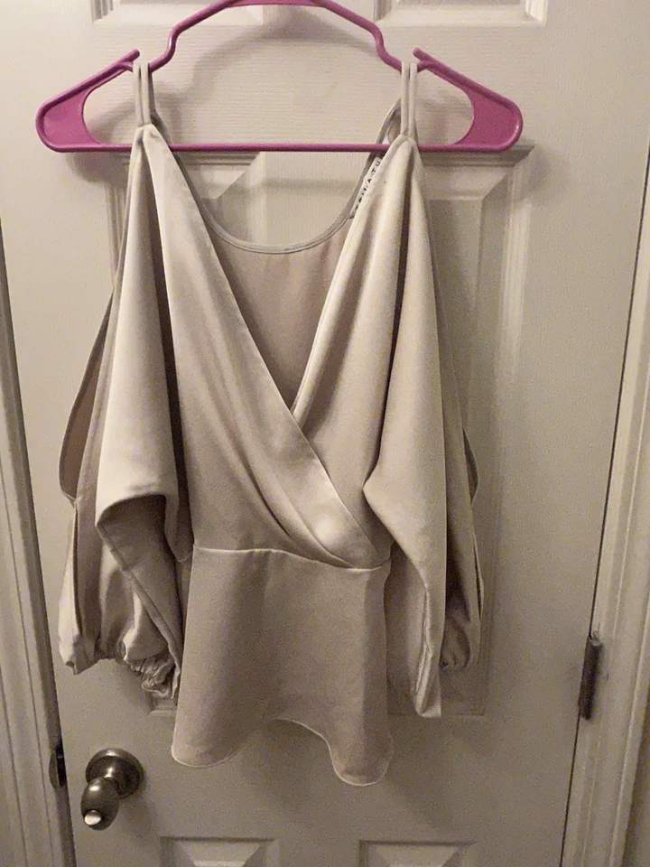 Top de hombro frío Trina Turk Oyster XL Foto 1 de 4