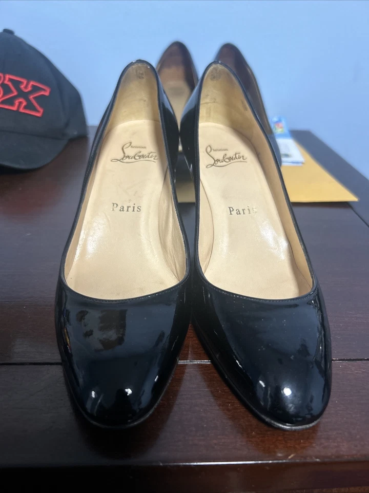 Zapatos de salón Christian Louboutin para mujer talla 35 punta redonda charol en negro Foto 1 de 4