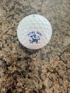 LOGO PELOTA DE GOLF - ORIGINAL 2015 - PRENSA NCAA NOTRE DAME LOGOTIPO UNIVERSITARIO - 2019 PROV!!️ - Imagen 1 de 1
