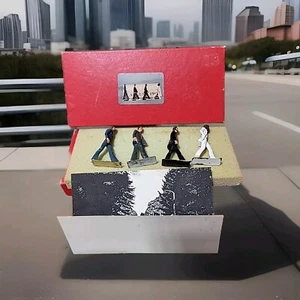Juego de figuras vintage de peltre BEATLES ABBEY ROAD CROSSWALK con exhibición y caja original - Imagen 1 de 23