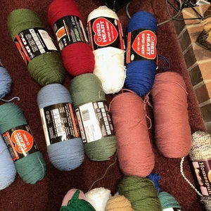 Red Heart Super Spargarn 24 Stück + Knäuel verschiedene Farben - Bild 1 von 11