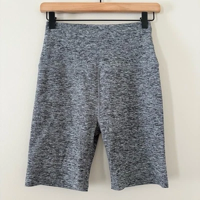 Beyond Yoga Spacedye Pantalones Cortos de Motociclista Cintura Alta en Gris Jaspeado 7" Foto 1 de 4