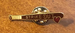 Pinback Pinback Cruz Roja Americana Strike Out bate de béisbol en forma de metal esmaltado - Imagen 1 de 2