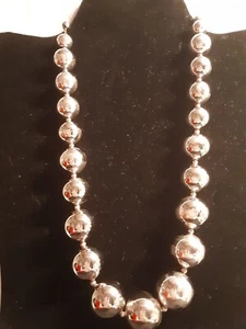 Collar de 20" con cuentas grandes de plata de metal desconocido de colección usado sin marca - Imagen 1 de 4