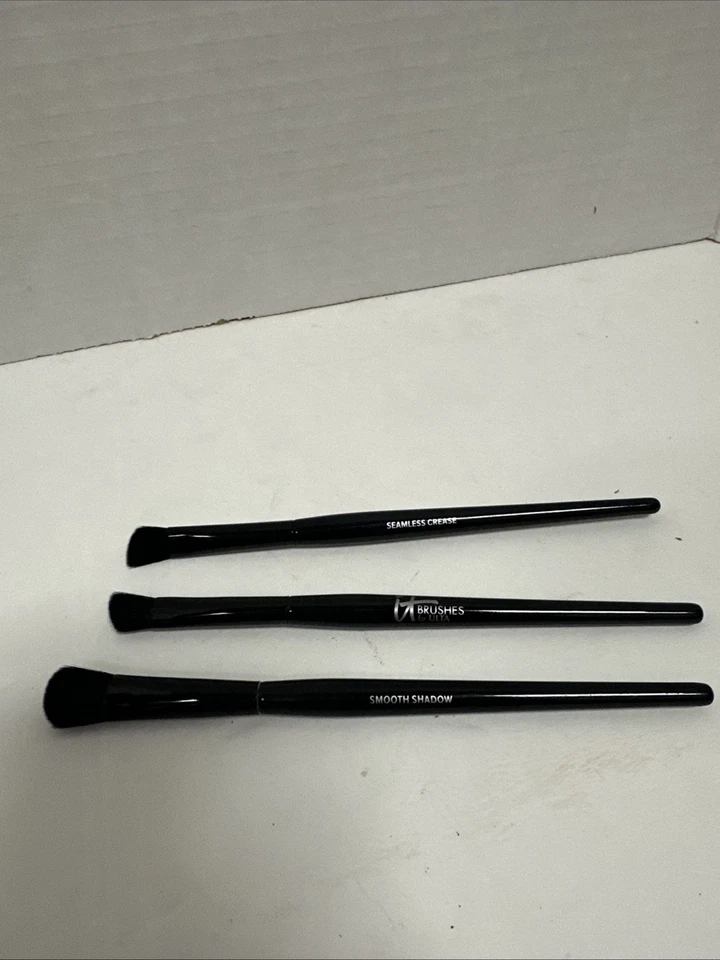 Set Of 3 IT Eyeshadow Brushes - 2 Seamless Crease, 1 Smooth Shadow - Image 1 of 1